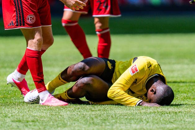 Testspiel, Bundesliga, Fortuna Düsseldorf vs. Borussia Dortmund, 25.07.2026 in der Merkur Arena Serhou Guirassy Dominique Heintz verletzt Verletzung *** Exhibition match, Bundesliga, Fortuna Düsseldorf vs. Borussia Dortmund, July 25, 2026, at Merkur Arena; Serhou Guirassy and Dominique Heintz injured Copyright: xBahhoxKarax