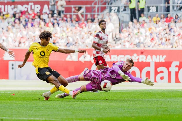 Deutschland: 25. Juli 2026: Testspiel - Vorbereitung 2026 2027 - Fortuna Düsseldorf vs. Borussia Dortmund, Merkur Spiel Arena, Düsseldorf Tor zum 0:1 durch Mathis Albert (Borussia Dortmund, 41) Lasse Rieß (Fortuna Düsseldorf, 1) *** Germany, July 25, 2026, Friendly Match, 2026–2027 Preseason, Fortuna Düsseldorf vs. Borussia Dortmund, Merkur Spiel Arena, Düsseldorf. Goal to make it 0–1 by Mathis Albert (Borussia Dortmund), 41. Lasse Rieß (Fortuna Düsseldorf), 1 Copyright: xCelinaxLeiersx