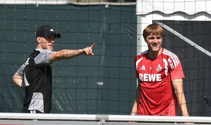 25.07.2026, xophax, Fussball 1.Bundesliga, 1.FC Koeln Trainingslager . Training in Sankt Johann. Training. Timo Hübers( 1.FC Köln ) mit Trainer RenÃ Wagner , links Kitzbühel *** July 25, 2026, xophax, Soccer, Bundesliga 1, 1. FC Köln Training Camp, Training Session in Sankt Johann, Timo Hübers of 1. FC Köln with Coach Renà Wagner, left: Kitzbühel