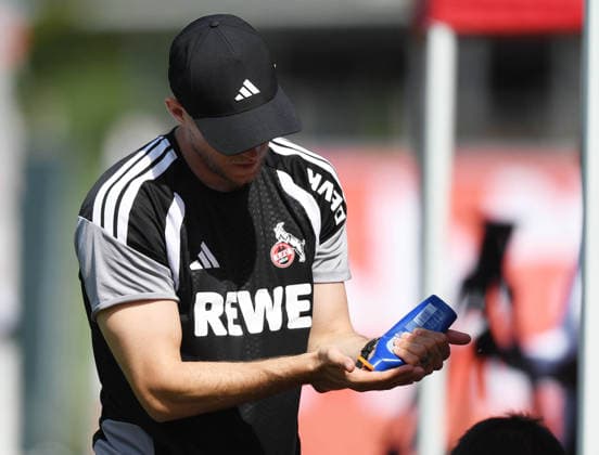 25.07.2026, xophax, Fussball 1.Bundesliga, 1.FC Koeln Trainingslager . Training in Sankt Johann. Training. Trainer Rene Wagner ( 1.FC Köln ) mit Sonnenmilch Kitzbühel *** July 25, 2026, xophax, Soccer, Bundesliga 1, 1. FC Köln Training Camp, Training Session in Sankt Johann, Coach Rene Wagner, 1. FC Köln with Sunscreen, Kitzbühel