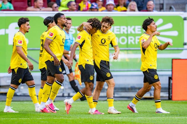 Testspiel, Bundesliga, Fortuna Düsseldorf vs. Borussia Dortmund, 25.07.2026 in der Merkur Arena Tor zum 0:1 durch Mathis Albert, Jubel mit Marwan Mirza Takato Yamamoto Almugera Kabar *** Friendly match, Bundesliga, Fortuna Düsseldorf vs. Borussia Dortmund, July 25, 2026, at Merkur Arena. Goal to make it 0–1 by Mathis Albert; celebration with Marwan Mirza, Takato Yamamoto, and Almugera Kabar Copyright: xBahhoxKarax