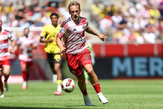Sascha Risch (Fortuna Düsseldorf) in Aktion, am Ball, Einzelaktion waehrend des Testspiels zwischen Fortuna Düsseldorf und Borussia Dortmund, Merkur Spiel-Arena am 25. July 2026 in Düsseldorf, Deutschland. (Foto von Oliver Kaelke DeFodi Images) +++ Sascha Risch (Fortuna Düsseldorf) controls the ball during the friendly match between Fortuna Düsseldorf and Borussia Dortmund at Merkur Spiel-Arena on July 25, 2026 in Dusseldorf, Germany. (Photo by Oliver Kaelke DeFodi Images) (Photo by Oliver Kaelke DeFodi Images) - *** Sascha Risch of Fortuna Düsseldorf in action, on the ball, making a solo run during the friendly match between Fortuna Düsseldorf and Borussia Dortmund at Merkur Spiel Arena on July 25, 2026, in Düsseldorf, Germany Photo by Oliver Kaelke DeFodi Images Sascha Risch of Fortuna Düsseldorf controls the ball during the friendly match between Fortuna Düsseldorf and Borussia Dortmund at Merkur Spiel Arena on July 25, 2026, in Düsseldorf, Germany Photo by Oliver Kaelke DeFodi Images Photo by Oliver Kaelke DeFodi Images