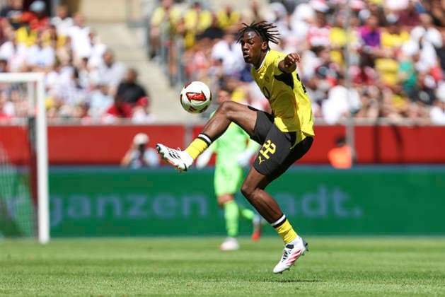 Joane Gadou (Borussia Dortmund) in Aktion, am Ball, Einzelaktion waehrend des Testspiels zwischen Fortuna Düsseldorf und Borussia Dortmund, Merkur Spiel-Arena am 25. July 2026 in Düsseldorf, Deutschland. (Foto von Oliver Kaelke DeFodi Images) +++ Joane Gadou (Borussia Dortmund) controls the ball during the friendly match between Fortuna Düsseldorf and Borussia Dortmund at Merkur Spiel-Arena on July 25, 2026 in Dusseldorf, Germany. (Photo by Oliver Kaelke DeFodi Images) (Photo by Oliver Kaelke DeFodi Images) - *** Joane Gadou of Borussia Dortmund in action, on the ball, making a solo run during the friendly match between Fortuna Düsseldorf and Borussia Dortmund at Merkur Spiel Arena on July 25, 2026, in Düsseldorf, Germany Photo by Oliver Kaelke DeFodi Images Joane Gadou of Borussia Dortmund controls the ball during the friendly match between Fortuna Düsseldorf and Borussia Dortmund at Merkur Spiel Arena on July 25, 2026, in Düsseldorf, Germany Photo by Oliver Kaelke DeFodi Images Photo by Oliver Kaelke DeFodi Images