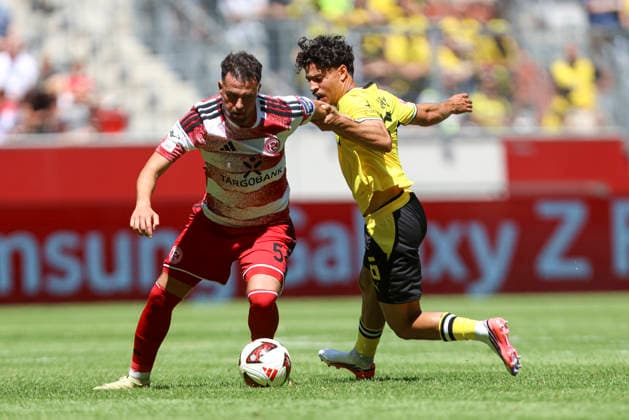 Yassine Bouchama (Fortuna Düsseldorf) und Ayman Azhil (Borussia Dortmund) im Zweikampf waehrend des Testspiels zwischen Fortuna Düsseldorf und Borussia Dortmund, Merkur Spiel-Arena am 25. July 2026 in Düsseldorf, Deutschland. (Foto von Oliver Kaelke DeFodi Images) +++ Yassine Bouchama (Fortuna Düsseldorf) und Ayman Azhil (Borussia Dortmund) battle for the ball during the friendly match between Fortuna Düsseldorf and Borussia Dortmund at Merkur Spiel-Arena on July 25, 2026 in Dusseldorf, Germany. (Photo by Oliver Kaelke DeFodi Images) (Photo by Oliver Kaelke DeFodi Images) - *** Yassine Bouchama of Fortuna Düsseldorf and Ayman Azhil of Borussia Dortmund battle for the ball during the friendly match between Fortuna Düsseldorf and Borussia Dortmund at Merkur Spiel Arena on July 25, 2026, in Düsseldorf, Germany. Photo by Oliver Kaelke, DeFodi Images. Yassine Bouchama of Fortuna Düsseldorf and Ayman Azhil of Borussia Dortmund battle for the ball during the friendly match between Fortuna Düsseldorf and Borussia Dortmund at Merkur Spiel Arena on July 25, 2026 in Düsseldorf, Germany Photo by Oliver Kaelke, DeFodi Images Photo by Oliver Kaelke, DeFodi Images