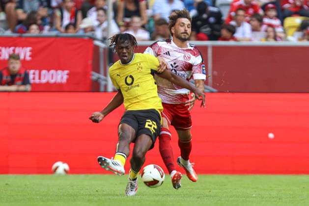 Joane Gadou (Borussia Dortmund) und Fabian Schleusener (Fortuna Düsseldorf) im Zweikampf waehrend des Testspiels zwischen Fortuna Düsseldorf und Borussia Dortmund, Merkur Spiel-Arena am 25. July 2026 in Düsseldorf, Deutschland. (Foto von Oliver Kaelke DeFodi Images) +++ Joane Gadou (Borussia Dortmund) und Fabian Schleusener (Fortuna Düsseldorf) battle for the ball during the friendly match between Fortuna Düsseldorf and Borussia Dortmund at Merkur Spiel-Arena on July 25, 2026 in Dusseldorf, Germany. (Photo by Oliver Kaelke DeFodi Images) (Photo by Oliver Kaelke DeFodi Images) - *** Joane Gadou of Borussia Dortmund and Fabian Schleusener of Fortuna Düsseldorf battle for the ball during the friendly match between Fortuna Düsseldorf and Borussia Dortmund at the Merkur Spiel Arena on July 25, 2026, in Düsseldorf, Germany Photo by Oliver Kaelke, DeFodi Images Joane Gadou of Borussia Dortmund and Fabian Schleusener of Fortuna Düsseldorf battle for the ball during the friendly match between Fortuna Düsseldorf and Borussia Dortmund at Merkur Spiel Arena on July 25, 2026 in Düsseldorf, Germany. Photo by Oliver Kaelke, DeFodi Images. Photo by Oliver Kaelke, DeFodi Images.