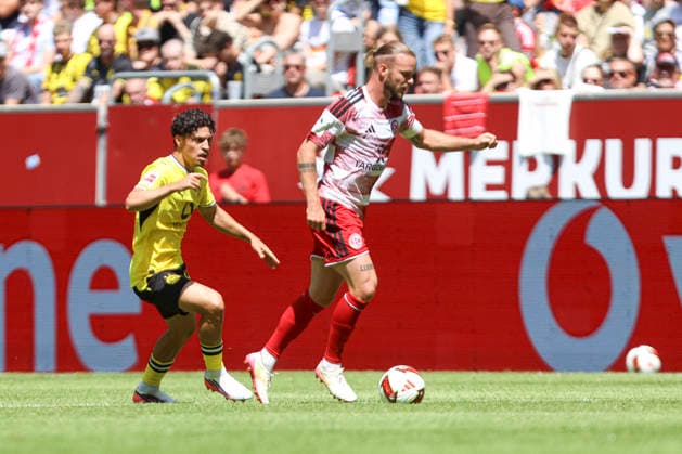 Marwan Mirza (Borussia Dortmund) und Jorrit Hendrix (Fortuna Düsseldorf) im Zweikampf waehrend des Testspiels zwischen Fortuna Düsseldorf und Borussia Dortmund, Merkur Spiel-Arena am 25. July 2026 in Düsseldorf, Deutschland. (Foto von Oliver Kaelke DeFodi Images) +++ Marwan Mirza (Borussia Dortmund) und Jorrit Hendrix (Fortuna Düsseldorf) battle for the ball during the friendly match between Fortuna Düsseldorf and Borussia Dortmund at Merkur Spiel-Arena on July 25, 2026 in Dusseldorf, Germany. (Photo by Oliver Kaelke DeFodi Images) (Photo by Oliver Kaelke DeFodi Images) - *** Marwan Mirza of Borussia Dortmund and Jorrit Hendrix of Fortuna Düsseldorf battle for the ball during the friendly match between Fortuna Düsseldorf and Borussia Dortmund at Merkur Spiel Arena on July 25, 2026, in Düsseldorf, Germany Photo by Oliver Kaelke, DeFodi Images Marwan Mirza of Borussia Dortmund and Jorrit Hendrix of Fortuna Düsseldorf battle for the ball during the friendly match between Fortuna Düsseldorf and Borussia Dortmund at Merkur Spiel Arena on July 25, 2026 in Düsseldorf, Germany Photo by Oliver Kaelke, DeFodi Images Photo by Oliver Kaelke, DeFodi Images