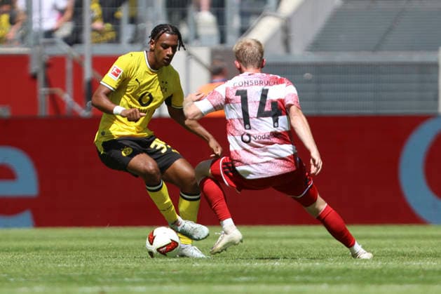 Filippo Mane (Borussia Dortmund) und Jomaine Consbruch (Fortuna Düsseldorf) im Zweikampf waehrend des Testspiels zwischen Fortuna Düsseldorf und Borussia Dortmund, Merkur Spiel-Arena am 25. July 2026 in Düsseldorf, Deutschland. (Foto von Oliver Kaelke DeFodi Images) +++ Filippo Mane (Borussia Dortmund) und Jomaine Consbruch (Fortuna Düsseldorf) battle for the ball during the friendly match between Fortuna Düsseldorf and Borussia Dortmund at Merkur Spiel-Arena on July 25, 2026 in Dusseldorf, Germany. (Photo by Oliver Kaelke DeFodi Images) (Photo by Oliver Kaelke DeFodi Images) - *** Filippo Mane of Borussia Dortmund and Jomaine Consbruch of Fortuna Düsseldorf battle for the ball during the friendly match between Fortuna Düsseldorf and Borussia Dortmund at the Merkur Spiel Arena on July 25, 2026, in Düsseldorf, Germany Photo by Oliver Kaelke, DeFodi Images Filippo Mane of Borussia Dortmund and Jomaine Consbruch of Fortuna Düsseldorf battle for the ball during the friendly match between Fortuna Düsseldorf and Borussia Dortmund at Merkur Spiel Arena on July 25, 2026 in Düsseldorf, Germany Photo by Oliver Kaelke, DeFodi Images Photo by Oliver Kaelke, DeFodi Images
