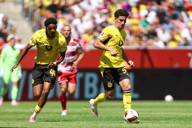 Marwan Mirza (Borussia Dortmund) in Aktion, am Ball, Einzelaktion waehrend des Testspiels zwischen Fortuna Düsseldorf und Borussia Dortmund, Merkur Spiel-Arena am 25. July 2026 in Düsseldorf, Deutschland. (Foto von Oliver Kaelke DeFodi Images) +++ Marwan Mirza (Borussia Dortmund) controls the ball during the friendly match between Fortuna Düsseldorf and Borussia Dortmund at Merkur Spiel-Arena on July 25, 2026 in Dusseldorf, Germany. (Photo by Oliver Kaelke DeFodi Images) (Photo by Oliver Kaelke DeFodi Images) - *** Marwan Mirza of Borussia Dortmund in action, on the ball, making a solo run during the friendly match between Fortuna Düsseldorf and Borussia Dortmund at Merkur Spiel Arena on July 25, 2026, in Düsseldorf, Germany Photo by Oliver Kaelke DeFodi Images Marwan Mirza of Borussia Dortmund controls the ball during the friendly match between Fortuna Düsseldorf and Borussia Dortmund at Merkur Spiel Arena on July 25, 2026, in Düsseldorf, Germany Photo by Oliver Kaelke DeFodi Images Photo by Oliver Kaelke DeFodi Images