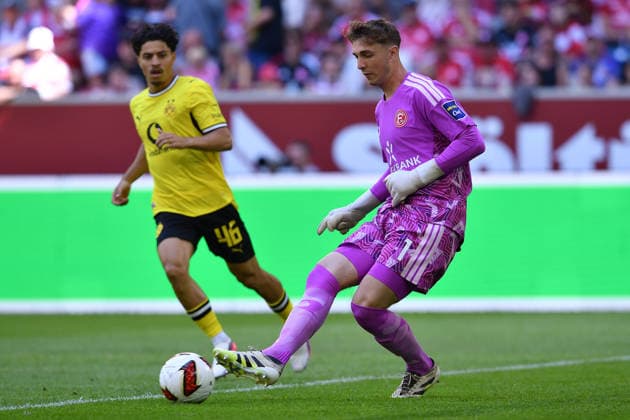 Fußball Testspiel Fortuna Düsseldorf - Borussia Dortmund am 25.07.2026 in der Merkur Spiel-Arena in Düsseldorf Lasse Rieß ( Düsseldorf ), vorne - Ayman Azhil ( Dortmund ), hinten *** Soccer Friendly Match: Fortuna Düsseldorf vs. Borussia Dortmund on July 25, 2026, at the Merkur Spiel Arena in Düsseldorf. Lasse Rieß (Düsseldorf) in the foreground; Ayman Azhil (Dortmund) in the background xRx