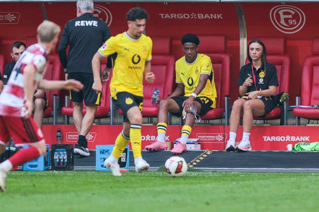 25.07.2026, Fussball, Testspiel Fortuna Düsseldorf - Borussia Dortmund. Enzo Duarte (Borussia Dortmund) sitzt verletzt auf der Ersatzbank, daneben sitzt Pia Schweers (Borussia Dortmund). Düsseldorf Trainingsgelände des BVB NRW Deutschland xRHR-FOTO DEx *** July 25, 2026, Soccer, Friendly Match: Fortuna Düsseldorf vs. Borussia Dortmund. Enzo Duarte of Borussia Dortmund sits on the bench due to injury; next to him sits Pia Schweers of Borussia Dortmund. Düsseldorf, BVB training facility, North Rhine-Westphalia, Germany. xRHR PHOTO DEx Copyright: DennisxEwert RHR-FOTOx RHR-FOTO DE