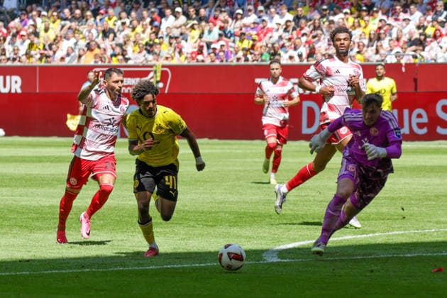 25.07.2026, xgrfx, Fussball Testspiel , Fortuna Düsseldorf - Borussia Dortmund v.l. Tor, Mathis Albert zum 0:1 (Borussia Dortmund) (DFL DFB REGULATIONS PROHIBIT ANY USE OF PHOTOGRAPHS as IMAGE SEQUENCES and or QUASI-VIDEO) Düsseldorf *** July 25, 2026, xgrfx, Soccer Friendly Match, Fortuna Düsseldorf vs. Borussia Dortmund, Goal by Mathis Albert, 0–1 Borussia Dortmund. DFL and DFB regulations prohibit any use of photographs as image sequences and or quasi-video. Düsseldorf