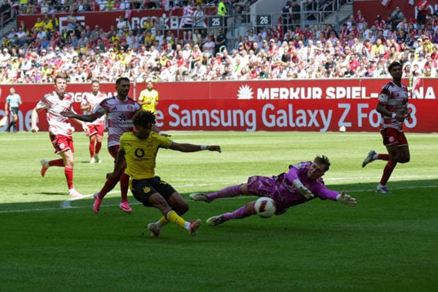 25.07.2026, xgrfx, Fussball Testspiel , Fortuna Düsseldorf - Borussia Dortmund v.l. Tor, Mathis Albert zum 0:1 (Borussia Dortmund) (DFL DFB REGULATIONS PROHIBIT ANY USE OF PHOTOGRAPHS as IMAGE SEQUENCES and or QUASI-VIDEO) Düsseldorf *** July 25, 2026, xgrfx, Soccer Friendly Match, Fortuna Düsseldorf vs. Borussia Dortmund, Goal by Mathis Albert, 0–1 Borussia Dortmund. DFL and DFB regulations prohibit any use of photographs as image sequences and or quasi-video. Düsseldorf