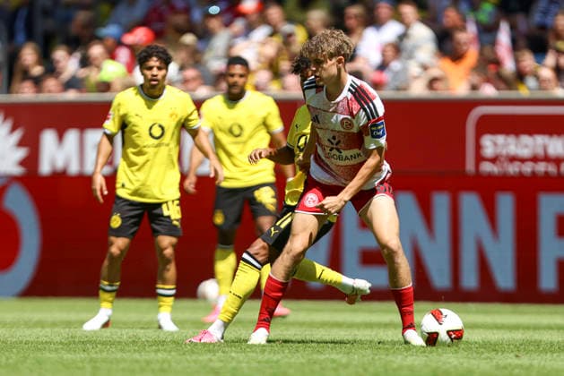 Elias Arden (Fortuna Düsseldorf) in Aktion, am Ball, Einzelaktion waehrend des Testspiels zwischen Fortuna Düsseldorf und Borussia Dortmund, Merkur Spiel-Arena am 25. July 2026 in Düsseldorf, Deutschland. (Foto von Oliver Kaelke DeFodi Images) +++ Elias Arden (Fortuna Düsseldorf) controls the ball during the friendly match between Fortuna Düsseldorf and Borussia Dortmund at Merkur Spiel-Arena on July 25, 2026 in Dusseldorf, Germany. (Photo by Oliver Kaelke DeFodi Images) (Photo by Oliver Kaelke DeFodi Images) - *** Elias Arden of Fortuna Düsseldorf in action, on the ball, making a solo run during the friendly match between Fortuna Düsseldorf and Borussia Dortmund at the Merkur Spiel Arena on July 25, 2026, in Düsseldorf, Germany Photo by Oliver Kaelke DeFodi Images Elias Arden of Fortuna Düsseldorf controls the ball during the friendly match between Fortuna Düsseldorf and Borussia Dortmund at Merkur Spiel Arena on July 25, 2026, in Düsseldorf, Germany Photo by Oliver Kaelke DeFodi Images Photo by Oliver Kaelke DeFodi Images