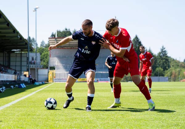 Zweikampf zwischen: duel between: Dennis Brock (Sportfreunde Siegen, 34) und Max Lippert (TSV Steinbach Haiger, 33) TSV Steinbach Haiger - Sportfreunde Siegen 25.07.2026 Fussball, Testspiel, GER, Sibre Sportpark, Haiger *** Head-to-head matchup between Dennis Brock of Sportfreunde Siegen, 34, and Max Lippert of TSV Steinbach Haiger, 33 TSV Steinbach Haiger Sportfreunde Siegen July 25, 2026 Soccer, Friendly Match, GER, Sibre Sportpark, Haiger Copyright: MarcoxBader