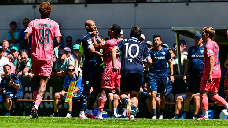 25.07.2026, AUT, Fußball, Herren, 1. Bundesliga, FSP, Saison 2026 2027, Zell am Ziller, SV Werder Bremen vs VfL Bochum Rangelei nach Foul zwischen Jean Manuel Mbom (Bochum, 8) und Felix Agu (Werder Bremen, 27) mit anschliesender Rudelbildung Zell am Ziller Parkstadion Tirol Österreich *** July 25, 2026, Austria, Soccer, Men s, 1. Bundesliga, FSP, 2026–2027 Season, Zell am Ziller, SV Werder Bremen vs. VfL Bochum: Scuffle following a foul between Jean Manuel Mbom (Bochum, No. 8) and Felix Agu (Werder Bremen, No. 27), followed by a brawl at the Zell am Ziller Parkstadion in Tyrol, Austria Copyright: xNordphotox xHafnerx