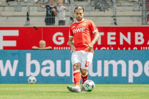 Jose Enrique Rios Alonso (Rot-Weiss Essen, 23) am Ball. Rot Weiss Essen vs. Borussia Moenchenlgadbach, Fussball, Testspiel, Saison 2026 2027, 25.07.2026 DFL DFB Regulations prohibit any use of Photographs as image sequences and or Quasivideo Rot Weiss Essen vs. Borussia Moenchengladbach, Fussball, Testspiel, Saison 2026 2027, 25.07.2026 Essen *** Jose Enrique Rios Alonso, Rot-Weiss Essen, 23, on the ball; Rot-Weiss Essen vs. Borussia Mönchengladbach, soccer, friendly match, 2026–2027 season, July 25, 2026 DFL DFB regulations prohibit any use of photographs as image sequences and or quasi-video Rot-Weiss Essen vs. Borussia Mönchengladbach, soccer, friendly match, 2026–2027 season, July 25, 2026 Essen Copyright: xEibner-Pressefoto ThomasxHaeslerx EP_THR