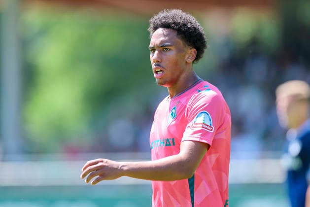 Paul Erevbenagie (Werder Bremen) schaut, Friendly match, Werder Bremen v VfL Bochum, Parkstadion am 25. July 2026 in Zell am Ziller, Österreich. (Foto von Marco Steinbrenner DeFodi Images) Paul Erevbenagie (Werder Bremen) looks on, Friendly match, Werder Bremen v VfL Bochum, Parkstadion, July 25, 2026 in Zell am Ziller, Austria. (Photo by Marco Steinbrenner DeFodi Images) - *** Paul Erevbenagie watches Werder Bremen, Friendly match, Werder Bremen vs. VfL Bochum, Parkstadion on July 25, 2026, in Zell am Ziller, Austria. Photo by Marco Steinbrenner, DeFodi Images. Paul Erevbenagie watches Werder Bremen, Friendly match, Werder Bremen vs. VfL Bochum, Parkstadion, July 25, 2026, in Zell am Ziller, Austria. Photo by Marco Steinbrenner, DeFodi Images
