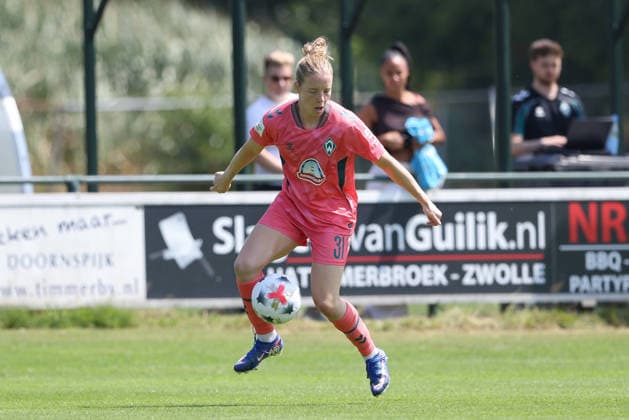 Elena Dhont (SV Werder Bremen, 31) am Ball, Freisteller, Einzelbild, Ganzkörper, Aktion, Action, Spielszene, 25.07.2026, Hattemerbroek (Niederlande), Fussball, Testspiel Frauen, PEC Zwolle - SV Werder Bremen *** Elena Dhont, SV Werder Bremen, 31, on the ball, isolated shot, single frame, full body, action, game scene, July 25, 2026, Hattemerbroek, Netherlands, soccer, women s friendly match, PEC Zwolle vs. SV Werder Bremen xobx