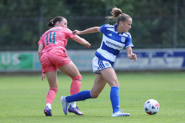 v.li.: Elena Mühlemann (SV Werder Bremen, 14) und Sophie van Vugt (PEC Zwolle, 10) im Zweikampf, Duell, Dynamik, Aktion, Action, Spielszene, 25.07.2026, Hattemerbroek (Niederlande), Fussball, Testspiel Frauen, PEC Zwolle - SV Werder Bremen *** From left: Elena Mühlemann (SV Werder Bremen), 14, and Sophie van Vugt (PEC Zwolle), 10, in a one-on-one battle; duel; dynamic play; action; game scene; July 25, 2026, Hattemerbroek, Netherlands, soccer, women’s friendly, PEC Zwolle vs. SV Werder Bremen xobx
