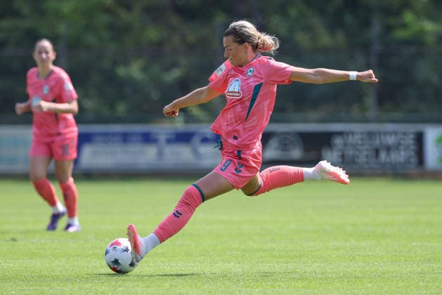 Medina Desic (SV Werder Bremen, 9) am Ball, Einzelbild, Ganzkörper, Aktion, Action, Spielszene, 25.07.2026, Hattemerbroek (Niederlande), Fussball, Testspiel Frauen, PEC Zwolle - SV Werder Bremen *** Medina Desic, SV Werder Bremen, No. 9 with the ball, single frame, full-body shot, action, game scene, July 25, 2026, Hattemerbroek, Netherlands, soccer, women s friendly match, PEC Zwolle vs. SV Werder Bremen xobx