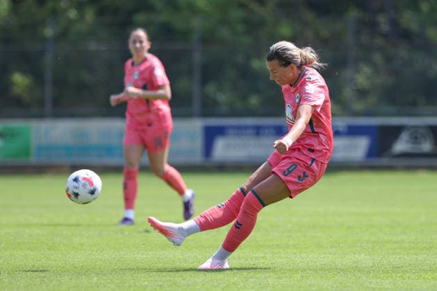 Medina Desic (SV Werder Bremen, 9) am Ball, Einzelbild, Ganzkörper, Aktion, Action, Spielszene, 25.07.2026, Hattemerbroek (Niederlande), Fussball, Testspiel Frauen, PEC Zwolle - SV Werder Bremen *** Medina Desic, SV Werder Bremen, No. 9 with the ball, single frame, full-body shot, action, game scene, July 25, 2026, Hattemerbroek, Netherlands, soccer, women s friendly match, PEC Zwolle vs. SV Werder Bremen xobx