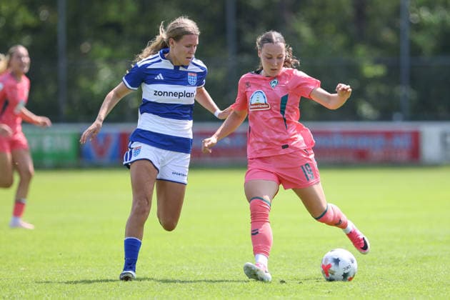v.li.: Inske Weiman (PEC Zwolle, 23) und Felicia Sträßer (SV Werder Bremen, 19) im Zweikampf, Duell, Dynamik, Aktion, Action, Spielszene, 25.07.2026, Hattemerbroek (Niederlande), Fussball, Testspiel Frauen, PEC Zwolle - SV Werder Bremen *** From left: Inske Weiman (PEC Zwolle), 23, and Felicia Sträßer (SV Werder Bremen), 19, in a one-on-one battle, duel, dynamic play, action, game scene, July 25, 2026, Hattemerbroek, Netherlands, soccer, women’s friendly match, PEC Zwolle vs. SV Werder Bremen xobx