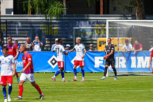 Torjubel Patson Daka (Hamburger SV, 27) und Albert Gronbaek (Hamburger SV, 11) nach Tor zum 1:0 per Elfmeter Strafstoss Albert Gronbaek (Hamburger SV, 11) AUT, Hamburger SV vs. 1. FC Heidenheim, Fussball, Testspiel, Saison 2026 2027, 25.07.2026 AUT, Hamburger SV vs. 1. FC Heidenheim, Fussball, Testspiel, Saison 2026 2027, 25.07.2026 Kematen *** Goal celebration by Patson Daka (Hamburger SV, 27) and Albert Gronbaek (Hamburger SV, 11) after Albert Gronbaek (Hamburger SV, 11) scored the 1-0 goal on a penalty kick, AUT, Hamburger SV vs. 1 FC Heidenheim, soccer, friendly match, 2026–2027 season, July 25, 2026, Austria; Hamburger SV vs. 1 FC Heidenheim, soccer, friendly match, 2026–2027 season, July 25, 2026, Kematen Copyright: xEibner-Pressefoto MarcelxvonxFehrnx EP_MFN