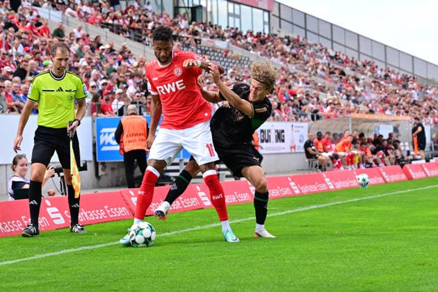 25.07.2026; Essen; Fussball, Herren, Saison 2026 2027, Testspiel Rot-Weiss Essen vs. Borussia Moenchengladbach Zweikampf zwischen v. li. Ruben Reisig (Essen), Hugo Bolin (Gladbach) DFL regulations prohibit any use of photographs as image sequences and or quasi-video. Stadion an der Hafenstrasse NRW Deutschland *** July 25, 2026 Essen Soccer, Men s, 2026–2027 season, Friendly Match: Rot-Weiss Essen vs. Borussia Mönchengladbach. Tackle between (from left) Ruben Reisig (Essen) and Hugo Bolin (Gladbach). DFL regulations prohibit any use of photographs as image sequences and or quasi-video. Stadion an der Hafenstrasse, North Rhine-Westphalia, Germany