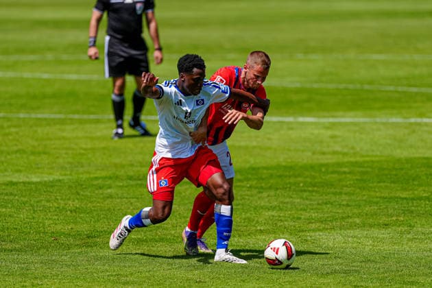 Albert Sambi Lokonga (Hamburger SV, 06), Adrian Beck (1. FC Heidenheim, 21) AUT, Hamburger SV vs. 1. FC Heidenheim, Fussball, Testspiel, Saison 2026 2027, 25.07.2026 AUT, Hamburger SV vs. 1. FC Heidenheim, Fussball, Testspiel, Saison 2026 2027, 25.07.2026 Kematen *** Albert Sambi Lokonga, Hamburger SV, 06; Adrian Beck, 1 FC Heidenheim, 21 AUT; Hamburger SV vs. 1 FC Heidenheim, soccer, friendly match, 2026–2027 season, July 25, 2026 (AUT), Hamburger SV vs. 1 FC Heidenheim, Soccer, Friendly, 2026–2027 Season, July 25, 2026, Kematen Copyright: xEibner-Pressefoto MarcelxvonxFehrnx EP_MFN