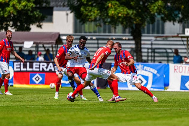 Albert Sambi Lokonga (Hamburger SV, 06), Adrian Beck (1. FC Heidenheim, 21), Jonas Föhrenbach (1. FC Heidenheim, 19) AUT, Hamburger SV vs. 1. FC Heidenheim, Fussball, Testspiel, Saison 2026 2027, 25.07.2026 AUT, Hamburger SV vs. 1. FC Heidenheim, Fussball, Testspiel, Saison 2026 2027, 25.07.2026 Kematen *** Albert Sambi Lokonga, Hamburger SV, 06; Adrian Beck, 1 FC Heidenheim, 21; Jonas Föhrenbach, 1 FC Heidenheim, 19 (AUT); Hamburger SV vs. 1 FC Heidenheim, Soccer, Friendly, 2026–2027 Season, July 25, 2026, Austria, Hamburger SV vs. 1 FC Heidenheim, Soccer, Friendly Match, 2026–2027 Season, July 25, 2026, Kematen Copyright: xEibner-Pressefoto MarcelxvonxFehrnx EP_MFN