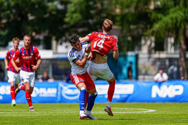 Nicolas Capaldo (Hamburger SV, 24), Maximilian Breuning (1. FC Heidenheim, 14) AUT, Hamburger SV vs. 1. FC Heidenheim, Fussball, Testspiel, Saison 2026 2027, 25.07.2026 AUT, Hamburger SV vs. 1. FC Heidenheim, Fussball, Testspiel, Saison 2026 2027, 25.07.2026 Kematen *** Nicolas Capaldo, Hamburger SV, 24; Maximilian Breuning, 1 FC Heidenheim, 14 (AUT); Hamburger SV vs. 1 FC Heidenheim, soccer, friendly match, 2026–2027 season, July 25, 2026, AUT, Hamburger SV vs. 1 FC Heidenheim, Soccer, Friendly, 2026–2027 Season, July 25, 2026, Kematen Copyright: xEibner-Pressefoto MarcelxvonxFehrnx EP_MFN