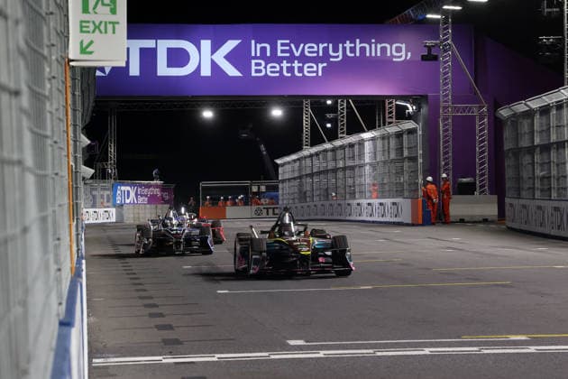 Sieger Dan Ticktum (GBR) Cupra- Kiro vor Jake Dennis (GBR) Andretti und Nick Cassidy (NZL) Citroen passieren die Ziellinie, Rennen, FIA Formel E Weltmeisterschaft, Saison 12, Tokio E- Prix, 25.07.2026, *** Winner Dan Ticktum (GBR) in a Cupra Kiro crosses the finish line ahead of Jake Dennis (GBR) in an Andretti and Nick Cassidy (NZL) in a Citroën, Race, FIA Formula E World Championship, Season 12, Tokyo E-Prix, July 25, 2026,