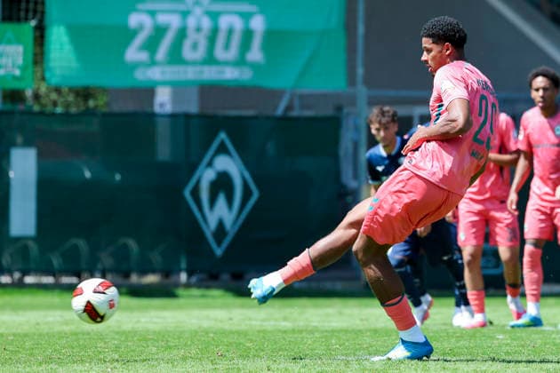 Salim Musah (Werder Bremen) verwandelt den Foulelfmeter zum 2:0, Friendly match, Werder Bremen v VfL Bochum, Parkstadion am 25. July 2026 in Zell am Ziller, Österreich. (Foto von Marco Steinbrenner DeFodi Images) Salim Musah (Werder Bremen) converted the penalty to make it 2 0, Friendly match, Werder Bremen v VfL Bochum, Parkstadion, July 25, 2026 in Zell am Ziller, Austria. (Photo by Marco Steinbrenner DeFodi Images) - *** Salim Musah of Werder Bremen converted the penalty kick to make it 2–0, Friendly match, Werder Bremen vs. VfL Bochum, Parkstadion on July 25, 2026, in Zell am Ziller, Austria. Photo by Marco Steinbrenner, DeFodi Images. Salim Musah of Werder Bremen converted the penalty to make it 2–0, Friendly match, Werder Bremen vs. VfL Bochum, Parkstadion, July 25, 2026, in Zell am Ziller, Austria. Photo by Marco Steinbrenner, DeFodi Images