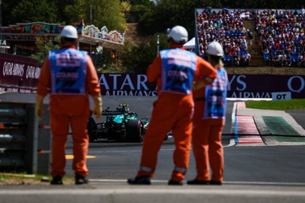 F1 - HUNGARIAN GRAND PRIX 2026 14 ALONSO Fernando (spa), Aston Martin F1 Team AMR26, action marshall, commissaire de piste, marshal, marshalls, marshals during the Formula 1 Hungarian Grand Prix 2026, 11th round of the 2026 Formula One World Championship, WM, Weltmeisterschaft from July 24 to 26, 2026 on the Hungaroring, in Mogyorod near Budapest, Hungary - MogyorodHungary  Copyright: xFLORENTxGOODENx
