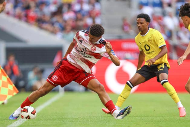 Jordi Paulina (Fortuna Düsseldorf) und Miguel Adje (Borussia Dortmund) im Zweikampf waehrend des Testspiels zwischen Fortuna Düsseldorf und Borussia Dortmund, Merkur Spiel-Arena am 25. July 2026 in Düsseldorf, Deutschland. (Foto von Oliver Kaelke DeFodi Images) +++ Jordi Paulina (Fortuna Düsseldorf) und Miguel Adje (Borussia Dortmund) battle for the ball during the friendly match between Fortuna Düsseldorf and Borussia Dortmund at Merkur Spiel-Arena on July 25, 2026 in Dusseldorf, Germany. (Photo by Oliver Kaelke DeFodi Images) (Photo by Oliver Kaelke DeFodi Images) - *** Jordi Paulina of Fortuna Düsseldorf and Miguel Adje of Borussia Dortmund battle for the ball during the friendly match between Fortuna Düsseldorf and Borussia Dortmund at Merkur Spiel Arena on July 25, 2026, in Düsseldorf, Germany. Photo by Oliver Kaelke, DeFodi Images. Jordi Paulina of Fortuna Düsseldorf and Miguel Adje of Borussia Dortmund battle for the ball during the friendly match between Fortuna Düsseldorf and Borussia Dortmund at Merkur Spiel Arena on July 25, 2026 in Düsseldorf, Germany Photo by Oliver Kaelke, DeFodi Images Photo by Oliver Kaelke, DeFodi Images