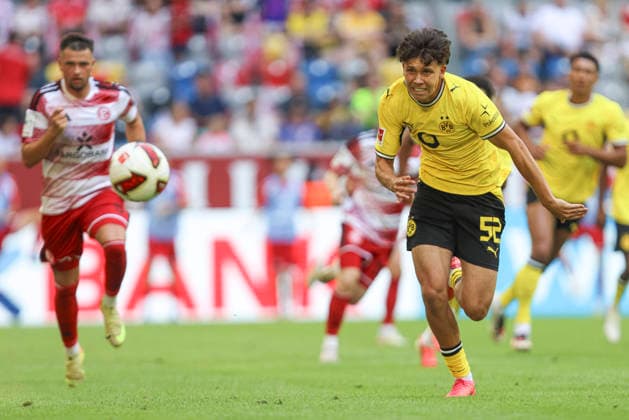 Romeo Ritter (Borussia Dortmund) in Aktion, am Ball, Einzelaktion waehrend des Testspiels zwischen Fortuna Düsseldorf und Borussia Dortmund, Merkur Spiel-Arena am 25. July 2026 in Düsseldorf, Deutschland. (Foto von Oliver Kaelke DeFodi Images) +++ Romeo Ritter (Borussia Dortmund) controls the ball during the friendly match between Fortuna Düsseldorf and Borussia Dortmund at Merkur Spiel-Arena on July 25, 2026 in Dusseldorf, Germany. (Photo by Oliver Kaelke DeFodi Images) (Photo by Oliver Kaelke DeFodi Images) - *** Romeo Ritter of Borussia Dortmund in action, on the ball, making a solo run during the friendly match between Fortuna Düsseldorf and Borussia Dortmund at the Merkur Spiel Arena on July 25, 2026, in Düsseldorf, Germany Photo by Oliver Kaelke DeFodi Images Romeo Ritter of Borussia Dortmund controls the ball during the friendly match between Fortuna Düsseldorf and Borussia Dortmund at Merkur Spiel Arena on July 25, 2026, in Düsseldorf, Germany Photo by Oliver Kaelke DeFodi Images Photo by Oliver Kaelke DeFodi Images