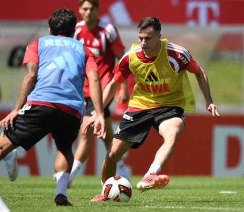 25.07.2026, xophax, Fussball 1.Bundesliga, 1.FC Koeln Trainingslager . Training in Sankt Johann. Training. Paul Okon-Engstler ( 1.FC Köln ) , rechts Kitzbühel *** July 25, 2026, xophax, Soccer, Bundesliga 1, 1. FC Köln Training Camp, Training Session in Sankt Johann, Coach Paul Okon Engstler, 1. FC Köln, right of Kitzbühel