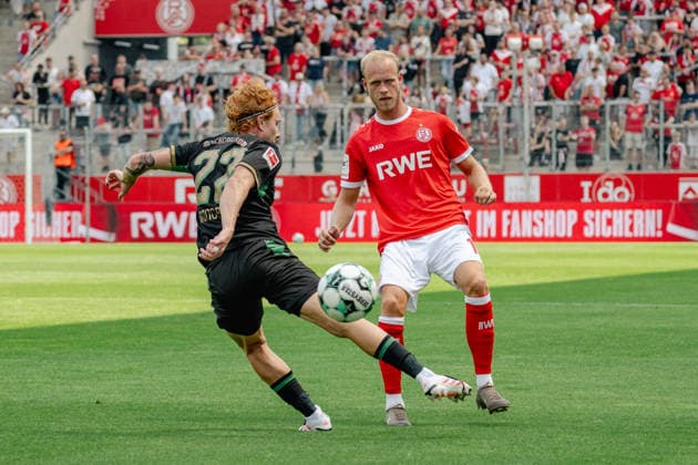 Zweikampf zwischen Yukhym Konoplia (Borussia Moenchengladbach, 22) und Lucas Brumme (Rot-Weiss Essen, 14). Rot Weiss Essen vs. Borussia Moenchenlgadbach, Fussball, Testspiel, Saison 2026 2027, 25.07.2026 DFL DFB Regulations prohibit any use of Photographs as image sequences and or Quasivideo Rot Weiss Essen vs. Borussia Moenchengladbach, Fussball, Testspiel, Saison 2026 2027, 25.07.2026 Essen *** Tackle between Yukhym Konoplia of Borussia Mönchengladbach, 22, and Lucas Brumme of Rot-Weiss Essen, 14; Rot-Weiss Essen vs. Borussia Mönchengladbach, soccer, friendly match, 2026–2027 season, July 25, 2026 DFL DFB regulations prohibit any use of photographs as image sequences and or quasi-video Rot-Weiss Essen vs. Borussia Mönchengladbach, soccer, friendly match, 2026–2027 season, July 25, 2026 Essen Copyright: xEibner-Pressefoto ThomasxHaeslerx EP_THR