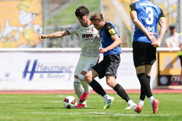 im Zweikampf, Aktion, mit Rodrigo Ribeiro 21 (FC Augsburg) 9 (FC Augsbburg), Siemen Voet 4 (1. FC Saarbruecken), FC Augsburg vs. 1. FC Saarbruecken, Fussball, 1. Bundesliga, Testspiel, Saison 2026 27, 25.07.2026 Kaufbeuren Bayern Deutschland *** One-on-one, Action, with Rodrigo Ribeiro 21 FC Augsburg 9 FC Augsburg, Siemen Voet 4 1 FC Saarbrücken, FC Augsburg vs. 1 FC Saarbrücken, Soccer, 1st Bundesliga, Friendly Match, 2026–27 Season, July 25, 2026, Kaufbeuren, Bavaria, Germany Copyright: xkolbert-press ChristianxKolbertx