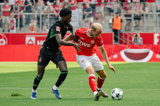 Zweikampf zwischen Dillon Berko (Borussia Moenchengladbach, 37) und Lucas Brumme (Rot-Weiss Essen, 14). Rot Weiss Essen vs. Borussia Moenchenlgadbach, Fussball, Testspiel, Saison 2026 2027, 25.07.2026 DFL DFB Regulations prohibit any use of Photographs as image sequences and or Quasivideo Rot Weiss Essen vs. Borussia Moenchengladbach, Fussball, Testspiel, Saison 2026 2027, 25.07.2026 Essen *** Tackle between Dillon Berko of Borussia Mönchengladbach, 37, and Lucas Brumme of Rot-Weiss Essen, 14; Rot-Weiss Essen vs. Borussia Mönchengladbach, soccer, friendly match, 2026–2027 season, July 25, 2026 DFL and DFB regulations prohibit any use of photographs as image sequences and or quasi-video Rot-Weiss Essen vs. Borussia Mönchengladbach, soccer, friendly match, 2026–2027 season, July 25, 2026 Essen Copyright: xEibner-Pressefoto ThomasxHaeslerx EP_THR
