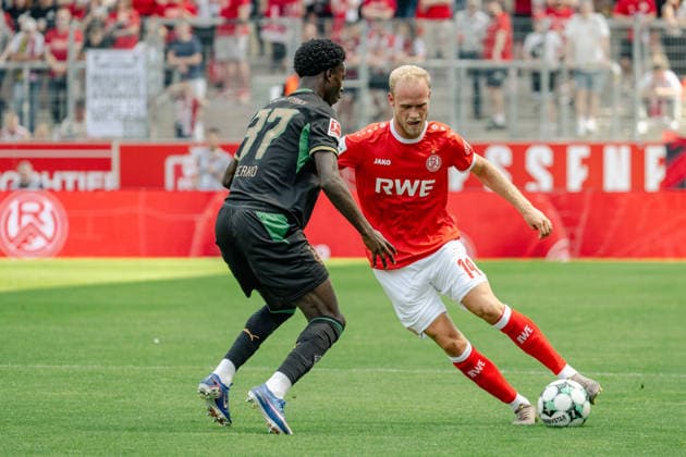 Zweikampf zwischen Dillon Berko (Borussia Moenchengladbach, 37) und Lucas Brumme (Rot-Weiss Essen, 14). Rot Weiss Essen vs. Borussia Moenchenlgadbach, Fussball, Testspiel, Saison 2026 2027, 25.07.2026 DFL DFB Regulations prohibit any use of Photographs as image sequences and or Quasivideo Rot Weiss Essen vs. Borussia Moenchengladbach, Fussball, Testspiel, Saison 2026 2027, 25.07.2026 Essen *** Tackle between Dillon Berko of Borussia Mönchengladbach, 37, and Lucas Brumme of Rot-Weiss Essen, 14; Rot-Weiss Essen vs. Borussia Mönchengladbach, soccer, friendly match, 2026–2027 season, July 25, 2026 DFL and DFB regulations prohibit any use of photographs as image sequences and or quasi-video Rot-Weiss Essen vs. Borussia Mönchengladbach, soccer, friendly match, 2026–2027 season, July 25, 2026 Essen Copyright: xEibner-Pressefoto ThomasxHaeslerx EP_THR