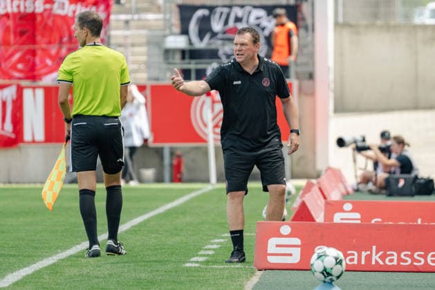 Uwe Koschinat (Rot-Weiss Essen, Trainer) gibt seiner Mannschaft Anweisungen. Rot Weiss Essen vs. Borussia Moenchenlgadbach, Fussball, Testspiel, Saison 2026 2027, 25.07.2026 DFL DFB Regulations prohibit any use of Photographs as image sequences and or Quasivideo Rot Weiss Essen vs. Borussia Moenchengladbach, Fussball, Testspiel, Saison 2026 2027, 25.07.2026 Essen *** Uwe Koschinat, Rot-Weiss Essen coach, gives instructions to his team. Rot-Weiss Essen vs. Borussia Mönchengladbach, soccer, friendly match, 2026–2027 season, July 25, 2026 DFL-DFB regulations prohibit any use of photographs as image sequences and or quasi-video Rot-Weiss Essen vs. Borussia Mönchengladbach, soccer, friendly match, 2026–2027 season, July 25, 2026 Essen Copyright: xEibner-Pressefoto ThomasxHaeslerx EP_THR