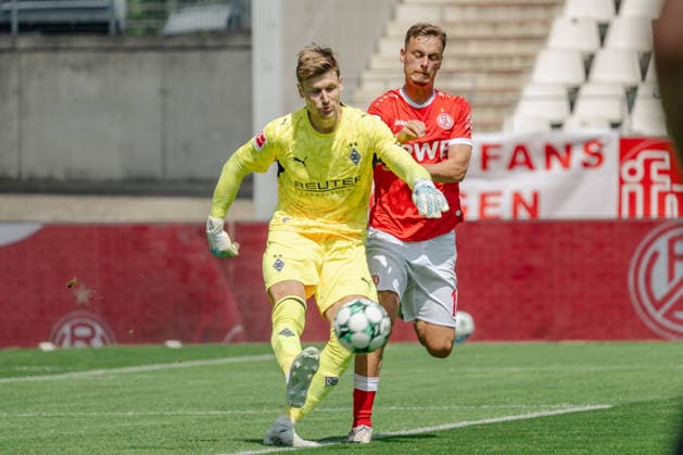 Zweikampf zwischen Moritz Nicolas (Borussia Moenchengladbach, 01) und Marvin Obuz (Rot-Weiss Essen, 10). Rot Weiss Essen vs. Borussia Moenchenlgadbach, Fussball, Testspiel, Saison 2026 2027, 25.07.2026 DFL DFB Regulations prohibit any use of Photographs as image sequences and or Quasivideo Rot Weiss Essen vs. Borussia Moenchengladbach, Fussball, Testspiel, Saison 2026 2027, 25.07.2026 Essen *** Tackle between Moritz Nicolas of Borussia Mönchengladbach, No. 01, and Marvin Obuz of Rot-Weiss Essen, No. 10; Rot-Weiss Essen vs. Borussia Mönchengladbach, soccer, friendly match, 2026–2027 season, July 25, 2026 DFL and DFB regulations prohibit any use of photographs as image sequences and or quasi-video Rot-Weiss Essen vs. Borussia Mönchengladbach, soccer, friendly match, 2026–2027 season, July 25, 2026 Essen Copyright: xEibner-Pressefoto ThomasxHaeslerx EP_THR
