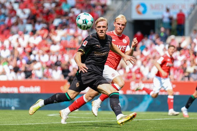 ESSEN, GERMANY July 25:I sac Lidberg (Borussia Moenchengladbach, 3) challenges Ben Huning (Rot-Weiss Essen, 15) for the ball during the pre-season friendly match between Rot-Weiss Essen and Borussia Moenchengladbach at Stadion an der Hafenstraße on July 25, 2026 in Essen, Germany. DFL REGULATIONS PROHIBIT ANY USE OF PHOTOGRAPHS AS IMAGE SEQUENCES AND OR QUASI-VIDEO. Copyright: xNatachaxFreisenx