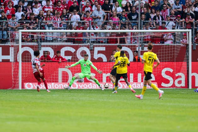 25.07.2026, Fussball, Testspiel Fortuna Düsseldorf - Borussia Dortmund. Anas Slimani (Fortuna Düsseldorf) trifft zum 2:1 gegen Torwart Patrick Drewes (Borussia Dortmund). Düsseldorf Trainingsgelände des BVB NRW Deutschland xRHR-FOTO DEx *** July 25, 2026, Soccer, Friendly Match: Fortuna Düsseldorf vs. Borussia Dortmund; Anas Slimani scores for Fortuna Düsseldorf, beating goalkeeper Patrick Drewes; Borussia Dortmund; Düsseldorf; BVB training facility; NRW, Germany; xRHR; PHOTO: DEx Copyright: DennisxEwert RHR-FOTOx RHR-FOTO DE