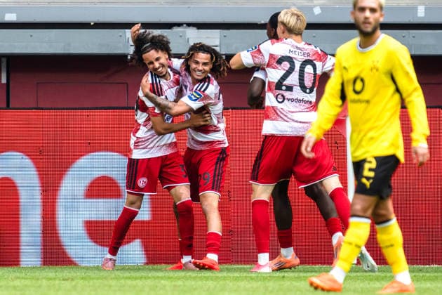 Deutschland: 25. Juli 2026: Testspiel - Vorbereitung 2026 2027 - Fortuna Düsseldorf vs. Borussia Dortmund, Merkur Spiel Arena, Düsseldorf Tor zum 2:1 durch Anas Slimani (Fortuna Düsseldorf, 34) Jubel Freude Emotionen Torjubel Kilian Sauck (Fortuna Düsseldorf, 29) *** Germany, July 25, 2026, Friendly Match, 2026–2027 Preseason, Fortuna Düsseldorf vs. Borussia Dortmund, Merkur Spiel Arena, Düsseldorf: Anas Slimani of Fortuna Düsseldorf scores the 2–1 goal, 34: Cheering, joy, emotions, goal celebration by Kilian Sauck of Fortuna Düsseldorf, 29 Copyright: xCelinaxLeiersx