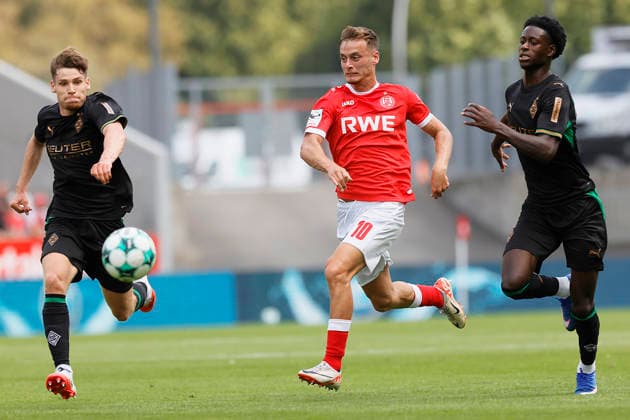 Fußball Testspiel Rot-Weiss Essen - VFL Borussia Mönchengladbach am 25.07.2026 im Stadion an der Hafenstraße in Essen Marvin Obuz ( Rot-Weiss Essen ) *** Soccer Friendly Match: Rot Weiss Essen vs. VFL Borussia Mönchengladbach on July 25, 2026, at the Stadion an der Hafenstraße in Essen; Marvin Obuz, Rot Weiss Essen