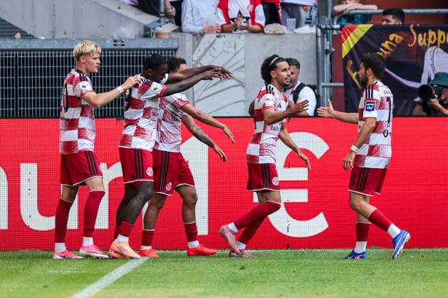 25.07.2026, Fussball, Testspiel Fortuna Düsseldorf - Borussia Dortmund. Die Spieler von Fortuna Düsseldorf bejubeln das Tor zum 2:1 durch Anas Slimani (Fortuna Düsseldorf). Düsseldorf Trainingsgelände des BVB NRW Deutschland xRHR-FOTO DEx *** July 25, 2026, Soccer, Friendly Match: Fortuna Düsseldorf vs. Borussia Dortmund. Fortuna Düsseldorf players celebrate Anas Slimani s goal to make it 2–1. Fortuna Düsseldorf, Düsseldorf, BVB training facility, North Rhine-Westphalia, Germany. xRHR PHOTO DEx Copyright: DennisxEwert RHR-FOTOx RHR-FOTO DE