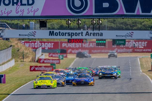 Dichtes GT3-Feld beim Start in der Motorsport Arena Oschersleben: Der neongelb-grüne Porsche 911 GT3 R 91 von Manthey Racing kämpft Seite an Seite mit dem blau-orangen Mercedes-AMG GT3 80 von Mercedes-AMG Team Winward. Im Hintergrund sind weitere GT3-Fahrzeuge sowie ein Unfall im Kiesbett zu erkennen. Porsche 911 GT3 R 91 (Manthey Racing) und Mercedes-AMG GT3 80 im Duell in Oschersleben *** A tight GT3 field at the start at the Motorsport Arena Oschersleben. The neon yellow-green Porsche 911 GT3 R 91 from Manthey Racing is battling side-by-side with the blue-orange Mercedes-AMG GT3 80 from Mercedes-AMG Team Winward. In the background are other GT3 cars as well as a crash in the gravel trapPorsche 911 GT3 R No. 91 (Manthey Racing) and Mercedes-AMG GT3 No. 80 locked in a duel at Oschersleben Copyright: xMichaelxSchäferx
