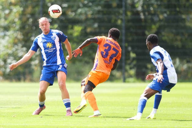25.07.2026, Fussball, Herren, Regionalliga Nord, Freundschaftsspiel, VfL Osnabrück - BSV Kickers Emden Matti Tjaden (blau 11 BSV Kickers Emden) *** July 25, 2026, Soccer, Men s, Regionalliga Nord, Friendly Match, VfL Osnabrück vs. BSV Kickers Emden, Matti Tjaden (blue, 11), BSV Kickers Emden
